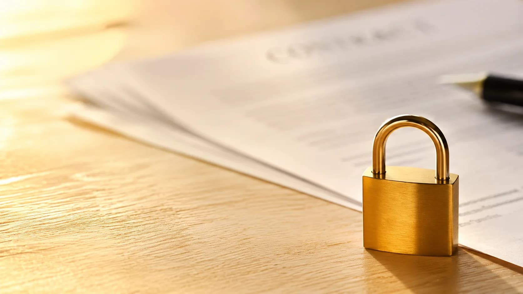 Candado y documentos legales sobre escritorio cálido
